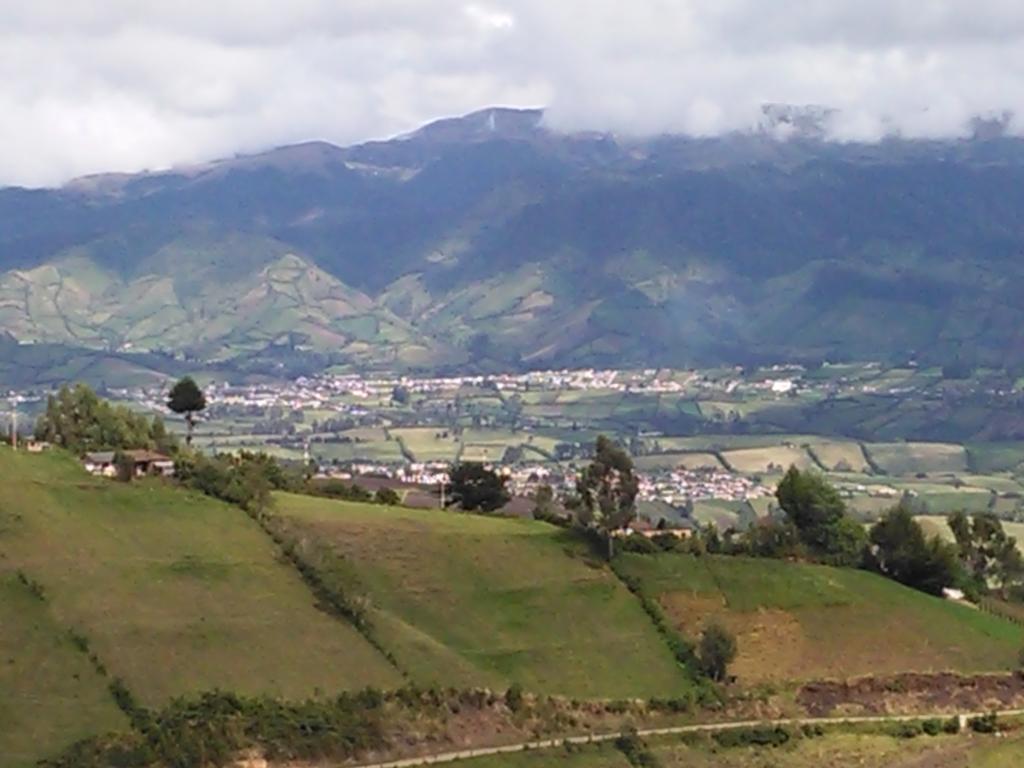 c_paspuel's tweet photo. Jesucristo Redentor en la Parroquia Fernández Salvador, en Radio Frontera, Pioter y panorámica de Huaca... https://t.co/CR9B6heWAh