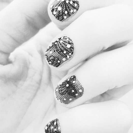 senzashopping's tweet photo. Nella vita basta un attimo per essere felice 😍 #goodnight #manicure #nailpatch #glamour #senzashoppingnonsostare https://t.co/JfvFCgFBrC