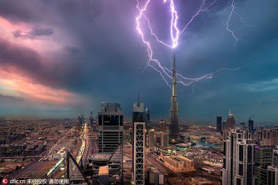 InstavibesMega's tweet image. See In Photos The Magnificent Moment When Lightning Slashes World’s Tallest Building. goo.gl/SvSoZT