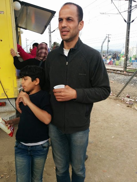 pmarsupia's tweet photo. Hasta hace 2 meses era cirujano en Mosul. ISIS lo echó. Ahora vive en una tienda de campaña en Grecia. https://t.co/XsEBNlF3Jp