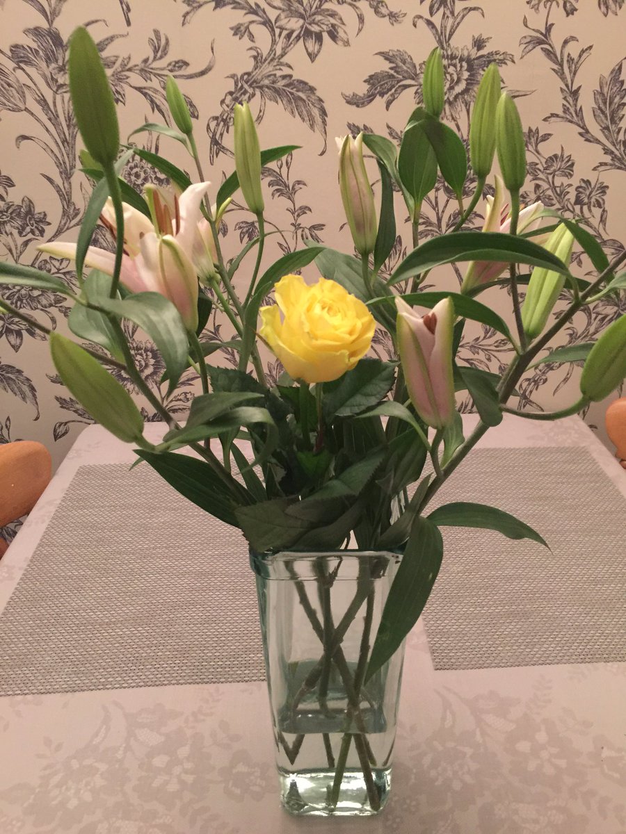 QuestBaildon's tweet image. Thank you to one of our very kind &amp;amp; thoughtful mums who brought a beautiful yellow rose for each of our mums today!