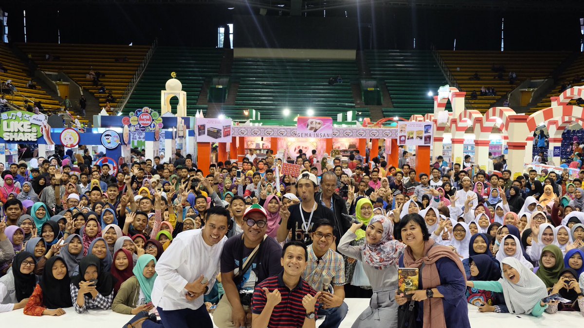 FatinSL's tweet photo. Kemarin sore di Islamic Book Fair, makasih ya semua!☺️ https://t.co/AX2TDiNE4i