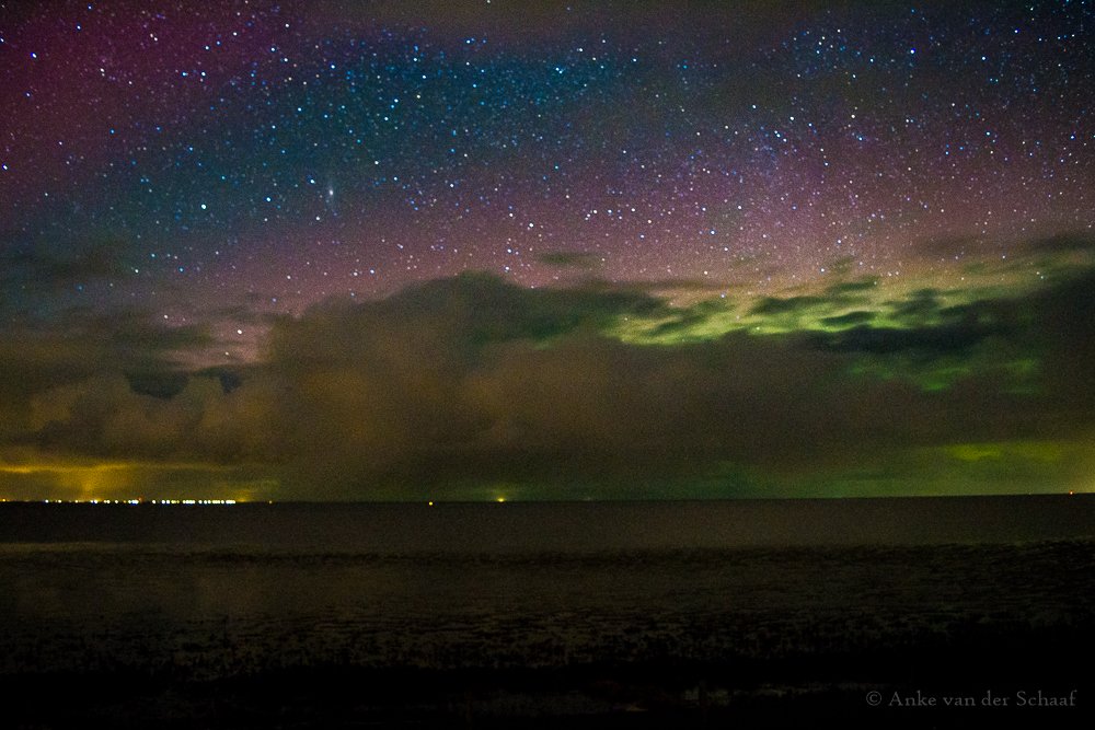 avanderian's tweet photo. Friesland vanavond, vanaf de zeedijk en tussen de regen en wolken door #poollicht #noorderlicht #aurora https://t.co/MtCyXDQu0P