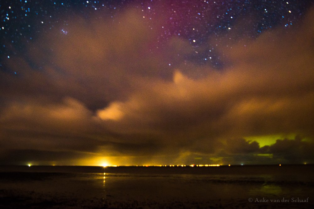 Friesland vanavond, vanaf de zeedijk en tussen de regen en wolken door #poollicht #noorderlicht #aurora