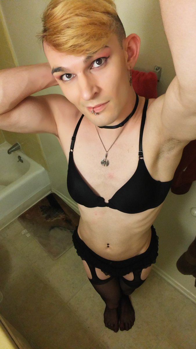 ZoeFreshcut's tweet photo. Just thought I'd break in my twitter with a little showing off #reallyshyIswear #ZoeFreshcut #musclehoe #QueerTrans https://t.co/yhXDio87EP