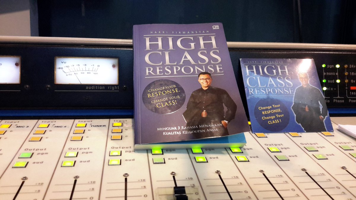 rasefmbandung's tweet photo. Kita mengucapkan selamat kepada Harri atas buku pertamanya #HighClassResponse ditunggu lg di #EmbunPagi ya hehe https://t.co/pRgipFoMwO