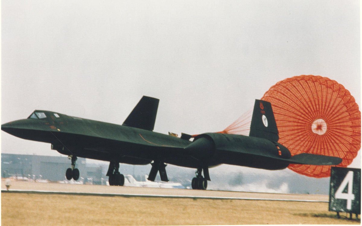 threeDivisions's tweet photo. #TodayIn #Aviation 1990Mar6 Chantilly Va. Ed Yielding &amp; Joe Vida set xcon #speedRecord: #SR71 frm LA 64min @ 2124mph https://t.co/mZLAxnFXMg