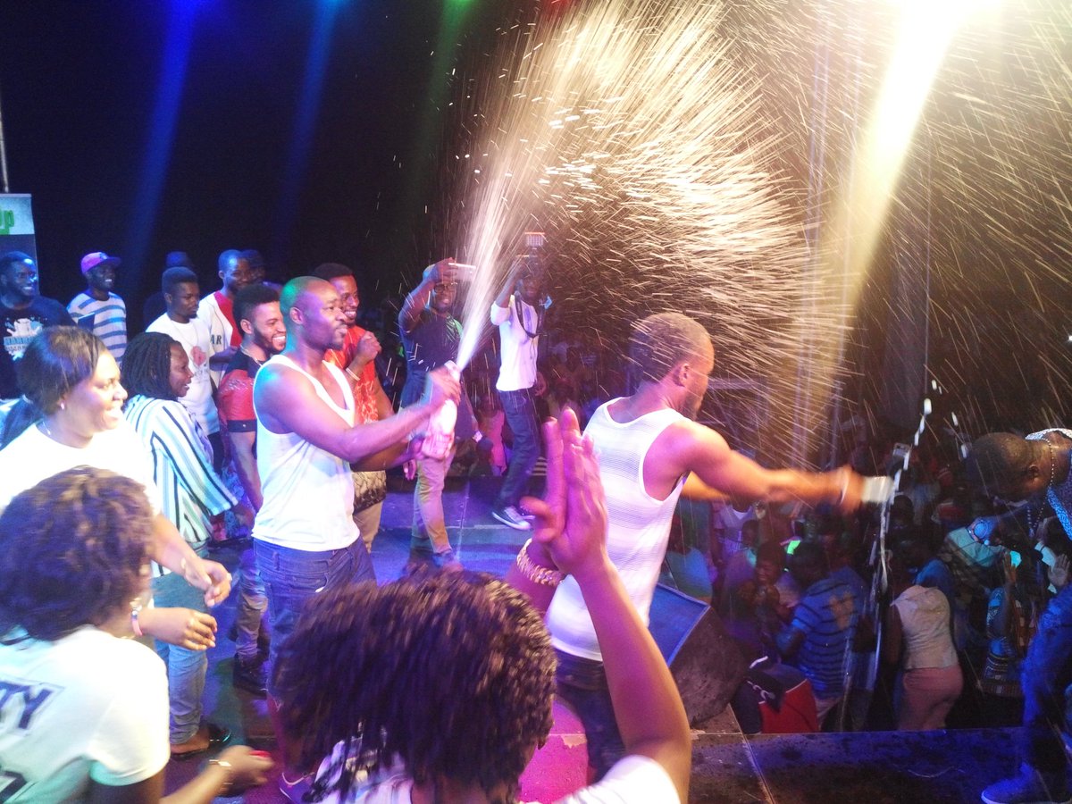 Hitz1039FM's tweet photo. .@KwakuManuBobb celebrates his birthday on stage. #BeachPartyWithDaStarz #ComceeBeach 🌊🌴 https://t.co/CP5VCS4N55