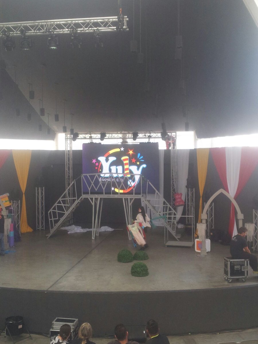 Montaje #elreinomagico con pantalla se <a href="/provideoccs/">Provideoccs</a> en el anfiteatro del Hatillo