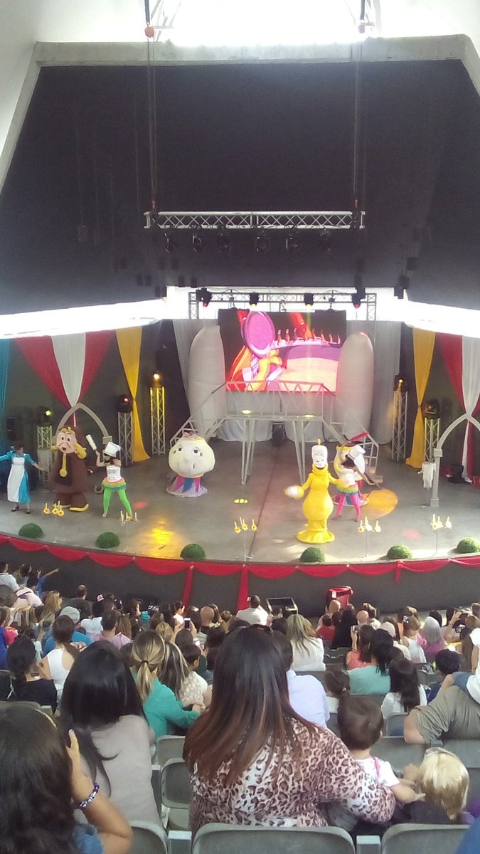 Montaje #elreinomagico con pantalla de <a href="/provideoccs/">Provideoccs</a> en el anfiteatro del Hatillo