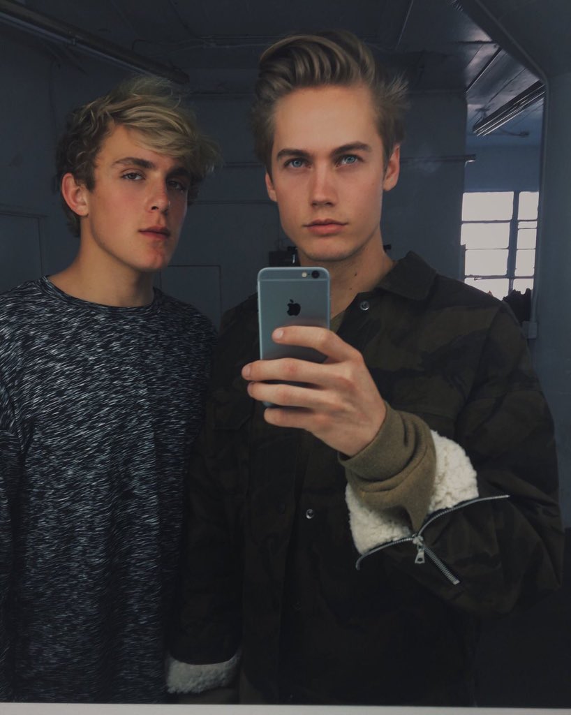 neelsvis's tweet photo. hit me with another mirror pic @ijakepaul https://t.co/W3dIhkFNpp