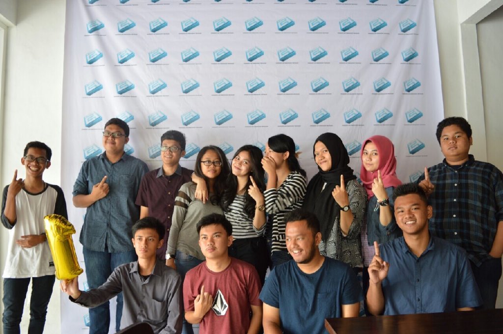 ictonesmansa's tweet photo. Acara Perpisahan Angkatan 10 ICT ONE Semalam di Roda 3 Cafe.Terimakasih kakak-kakak angkatan 10. ICT?!! ONEEEEE!!! https://t.co/NkThVtB6CM