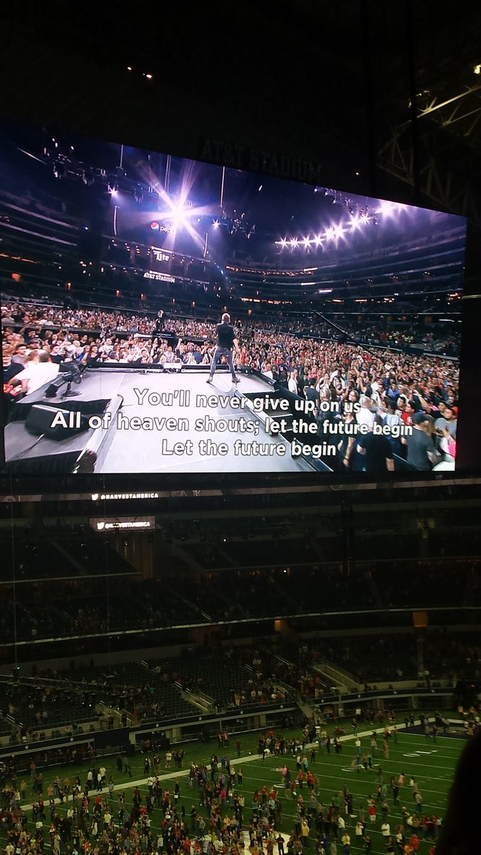 phantom_royals's tweet photo. At #HarvestAmerica, singing with my forever family. My heart is happy. https://t.co/HEBs4lAlO5