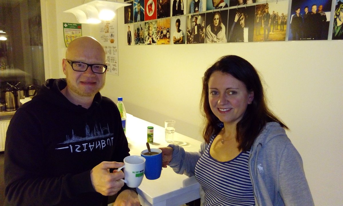 Prost #Kaffee am #Montagmorgen, wünscht die #Nachrichten-#Frühschicht. Wir stoßen auch auf die #Pressefreiheit an