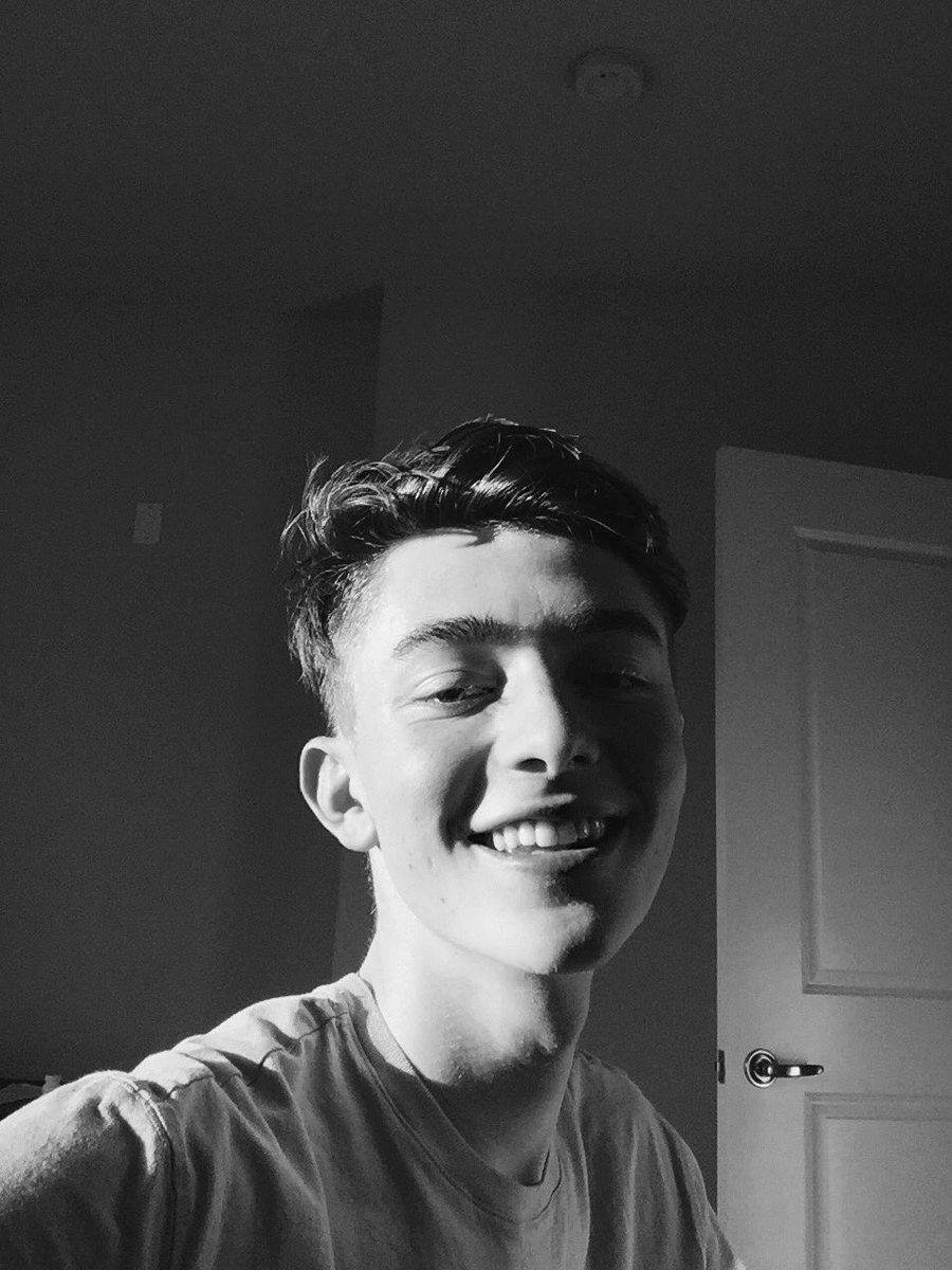 greysonchance's tweet photo. My room just yielded some crazy unusual sunshine. Bam - let's go Sunday ☀️☀️☀️ https://t.co/rJVRdkegc4