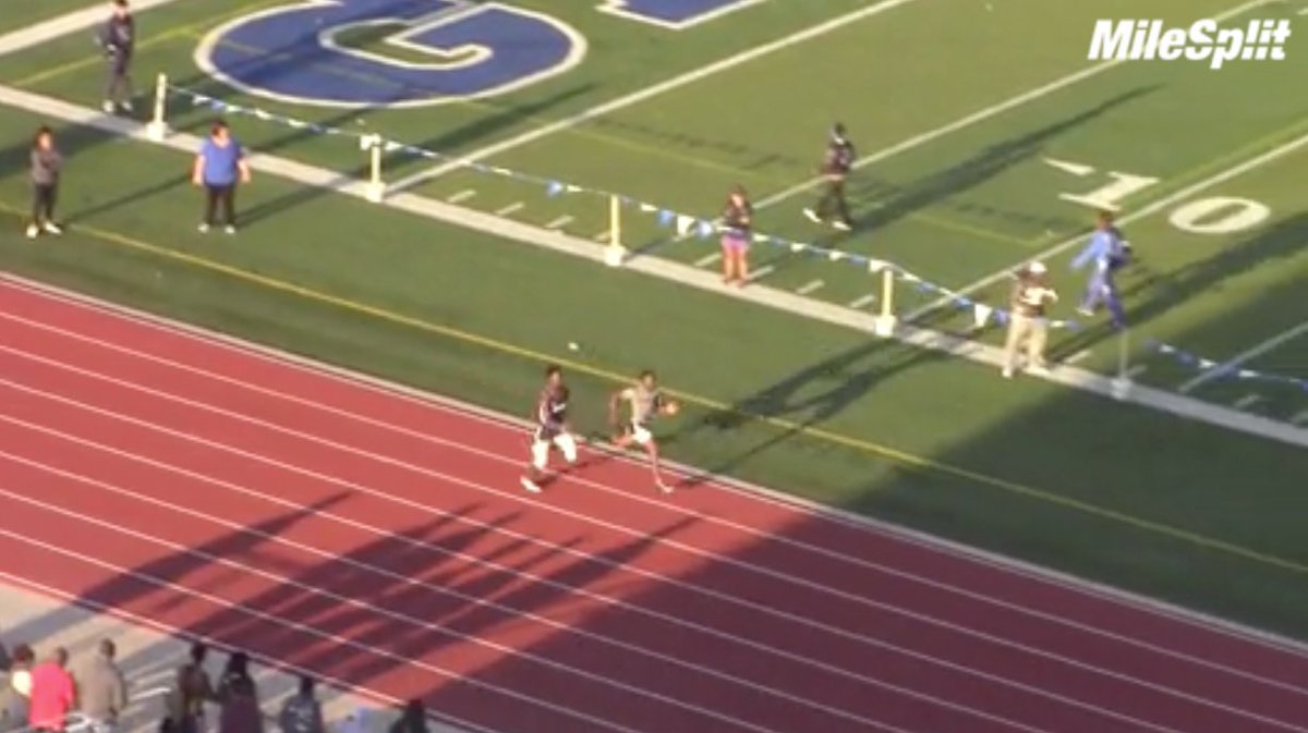 TXMileSplit's tweet photo. WATCH: Dawson hawk down PA Memorial in the last lap of the boys 4x4 at the #GatorRelays๐๐จ๐ฅ=>https://t.co/R1K5NABvd9 https://t.co/tj5CyomRuv