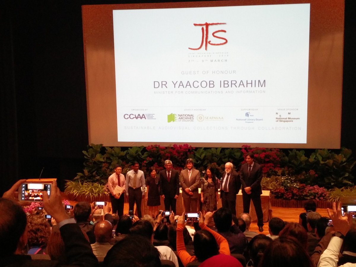 AFA_archive's tweet image. Group photo time. #jts2016 #spotthesmartphones #LOCKSS