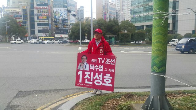 SUPERJIN1's tweet image. 오늘 아침 연산로터리서 출근인사하는데, 경쟁자인 이주환 전 시의원이 나왔네요. 그는 화단에 올라서 하는 인사는 두번째 같은데, 전 석달째 하고 있는 중. 암튼 외롭지 않아 좋네요. 이주환 홧팅!