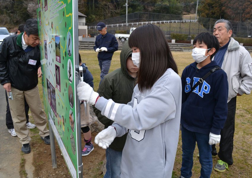 茨城県 常陸太田市 文化課からのお知らせ 3月6日 日 春友 町で お宝散策マップ看板設置 梅を楽しむ会 が開催されました エコミュージアム事業で掘り起こしたお宝を巡ることが出来るよう春友彫刻の森運動公園駐車場に看板を設置し 満開の梅の花を 茨城県 常陸太田市 文化課からのお知らせ 3月6日 日 春友 町で お宝散策マップ看板設置 梅を楽しむ会 が開催されました エコミュージアム事業で掘り起こしたお宝を巡ることが出来るよう春友彫刻の森運動公園駐車場に看板を設置し 満開の梅の花を