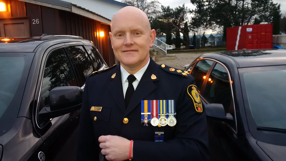 VancouverPD's tweet photo. RT @ChiefPalmer: I support the #RedStringBracelets project @RedConnections! @RichmondRCMP @AndersonEagles #VPD https://t.co/OdqOR702B2