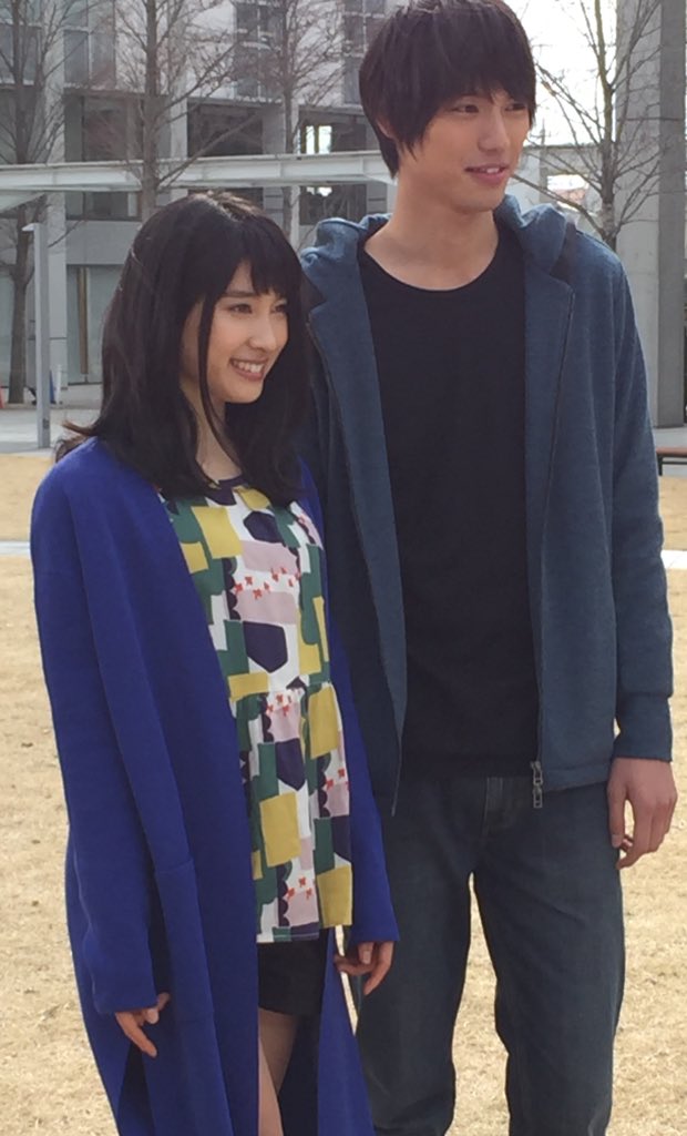 omukaedeath_ntv's tweet photo. 昨日は現場で雑誌取材も受けました📖
お似合いの2ショット😍1報の時の綺麗な喪服姿とは違って新鮮🐟💦

さて❗️謎のカウントダウン💣
ついに8日まであと1日😱💨💨
お楽しみに〜👋✨

#お迎えデス。#土9 
#福士蒼汰 #土屋太鳳 https://t.co/TdRJErDxEt