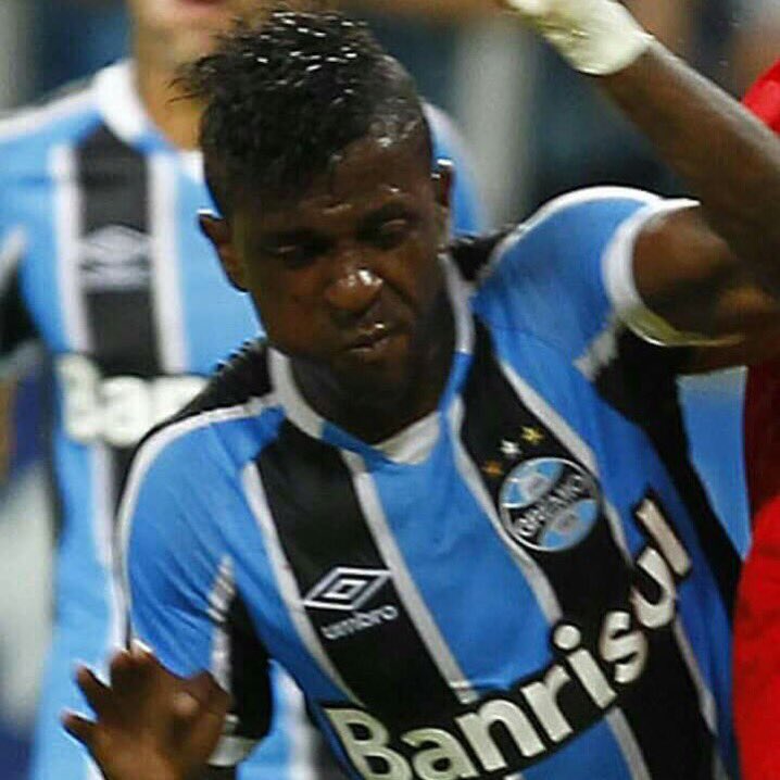 Gremio's tweet photo. Estamos contigo, guerreiro! Enfrentou a dor e honrou nossa camisa! Jogaremos por ti! #ForçaMiller
Foto: @lucasuebel https://t.co/wt9u2jE0sp