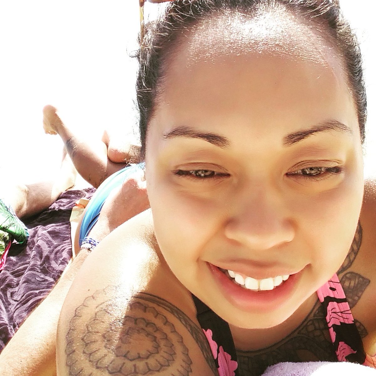 inkylovesyou's tweet photo. sunday beach day with my babe @godblesskr #superchokestoked #inkyface #beach #hawaii https://t.co/ZxgI2p4dwN
