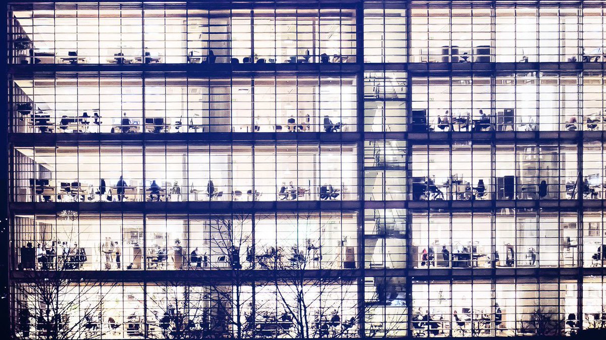 hootsuite's tweet photo. How to advance in your career without becoming a workaholic: https://t.co/fkYuM1A9es via @FastCo #ChoiceContent https://t.co/DKP5U9bL71