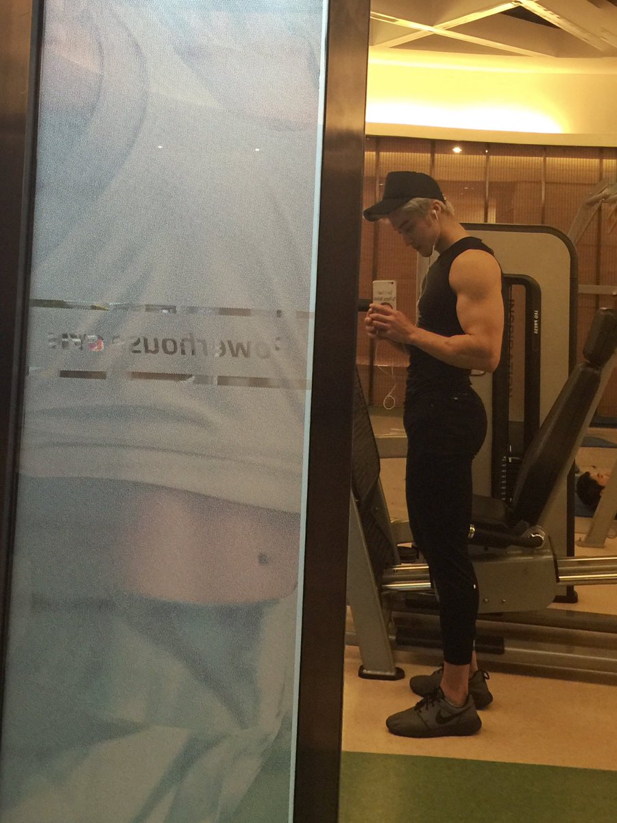 EdisonFanR's tweet photo. I always found that leg day does more to my bum than legs. https://t.co/ZORe65tlXb