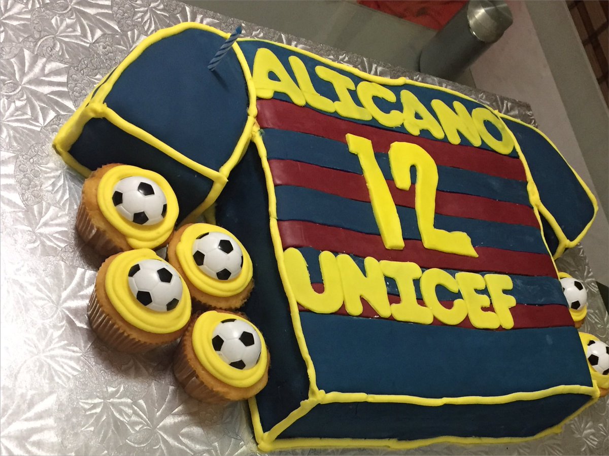 rayelturista's tweet photo. Brother's Bday Cake⚽️ 🎂🎈🎉😄 #aboutthenight #dessertsOfTheNight #foodblogger #birthdayboy #Barça #FCBarcelona https://t.co/Nu1UR1d8fS