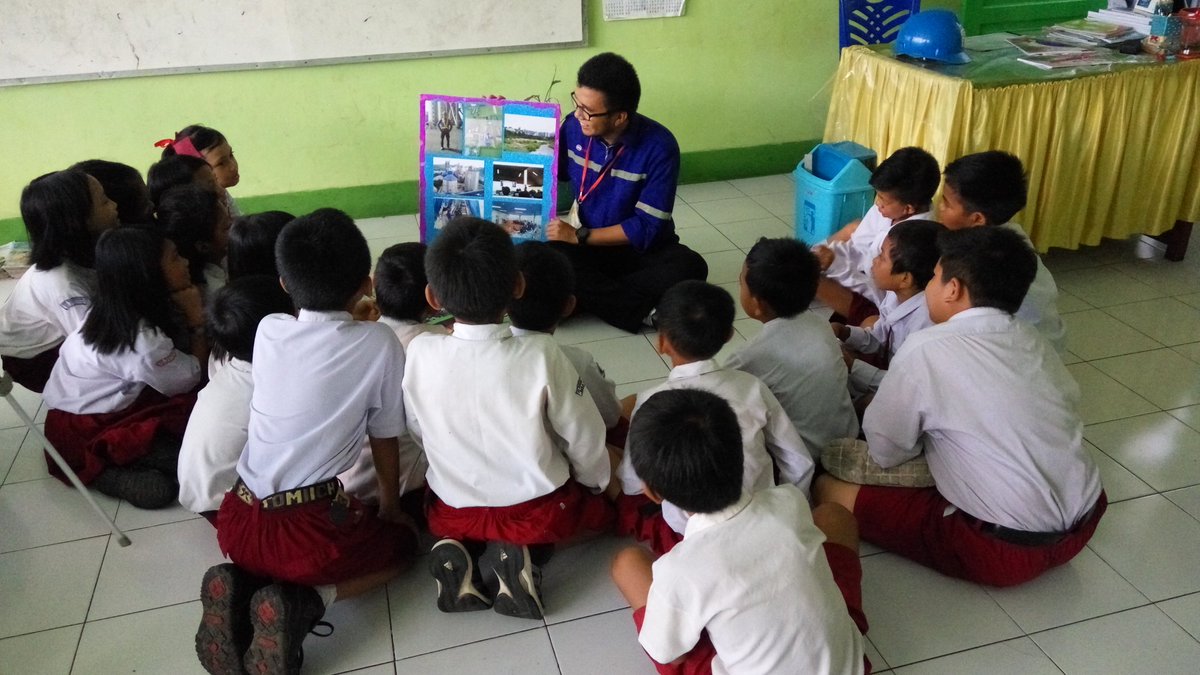 Pak Halim, insinyur sedang bercerita tentang pekerjaannya kepada anak2 kelas SDN Gaddong <a href="/KlsInspirasiMKS/">KI Makassar #5</a> #KIMKS4