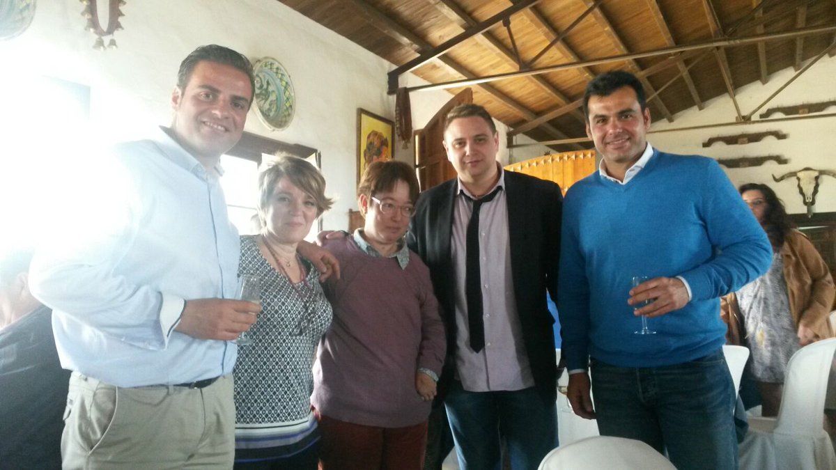 Vamos que ya empieza las <a href="/20porsevillanas/">Vente por Sevillanas</a> con <a href="/milaOrPa/">Mila Ortiz</a>..... 
QUE VIVAN LAS SEVILLANAS!!!
