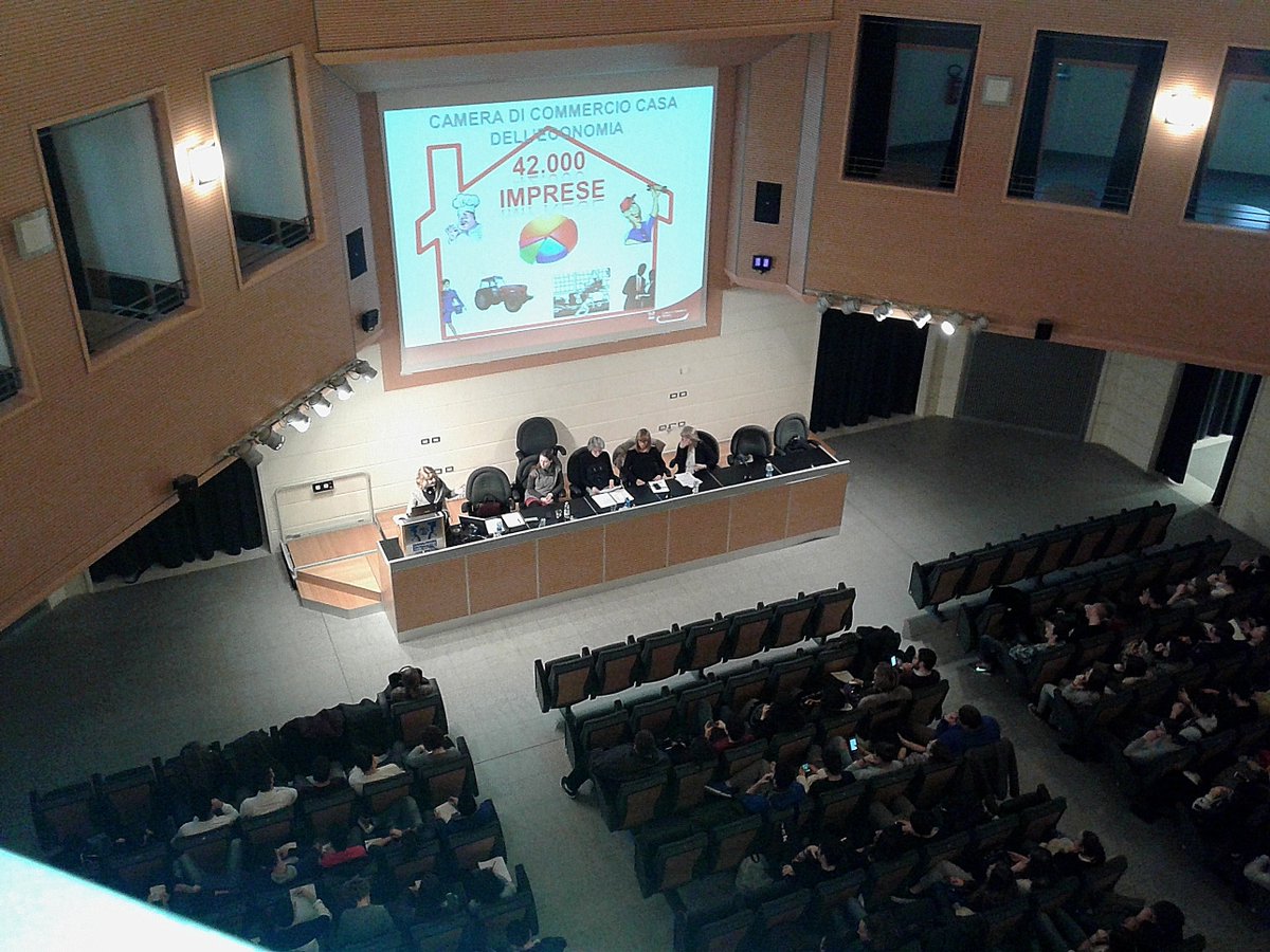 PromoImpresaBM's tweet photo. Porte aperte agli #studenti alla CCIAA di #Mantova! #ecosistemacamerale #alternanzascuola #IoPresente #scuola https://t.co/yJxSwk7PE7