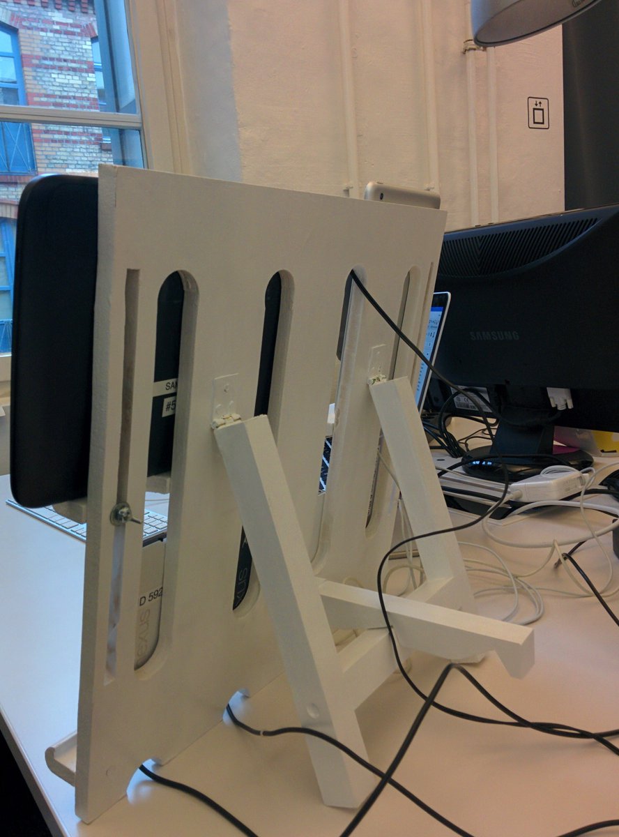 FabianMebus's tweet image. Reorganized my desk with my #DIY #devicestand @sevenval. #RWD