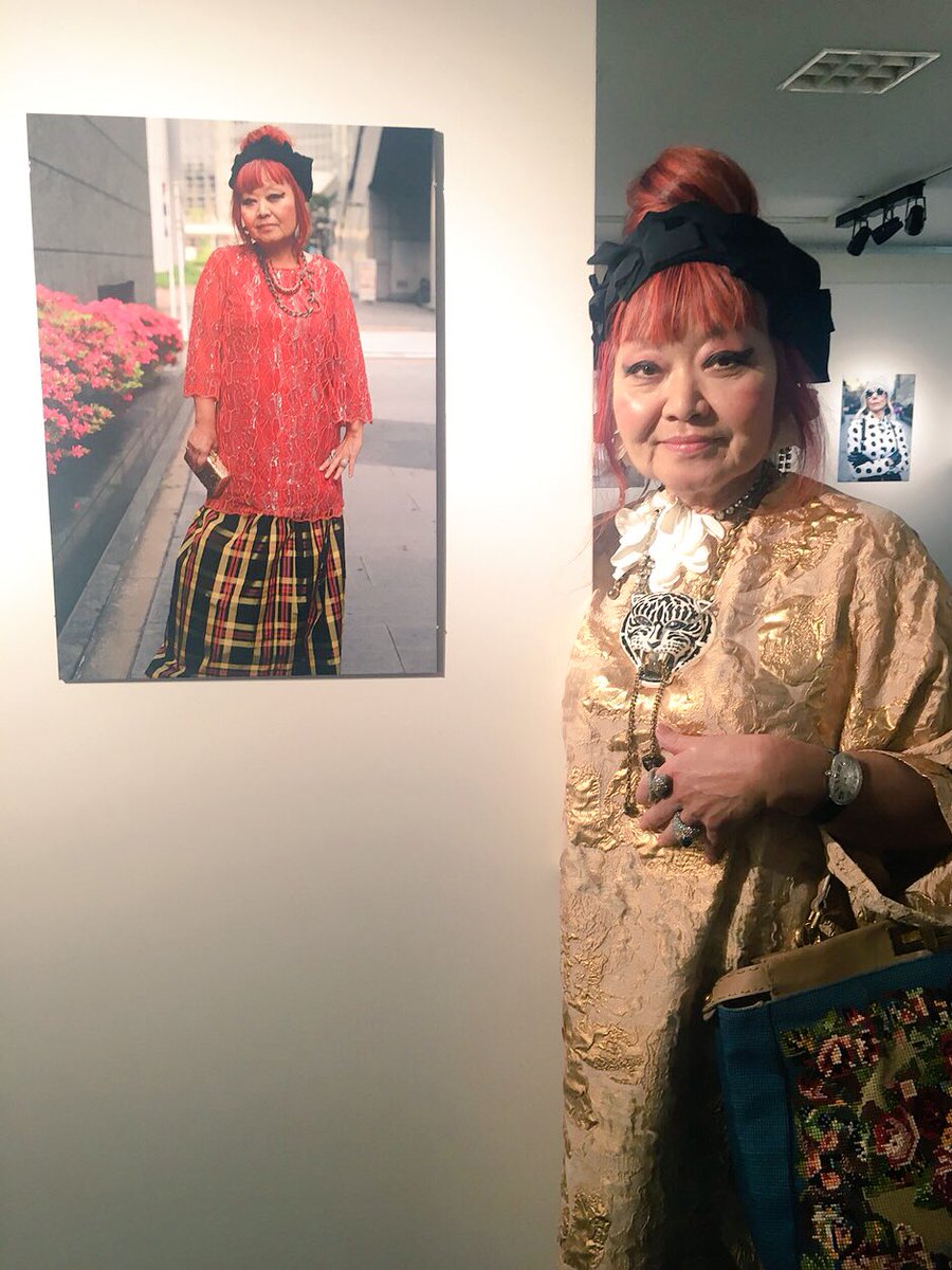 イベント取材 レベルアップした 世界のマダムのおしゃれスナップ展 では 日本人モデルが1人だけ登場しています 被写体になったのはファッションデザイナーの小室しづかさん 67 です Wwd Japan Scoopnest