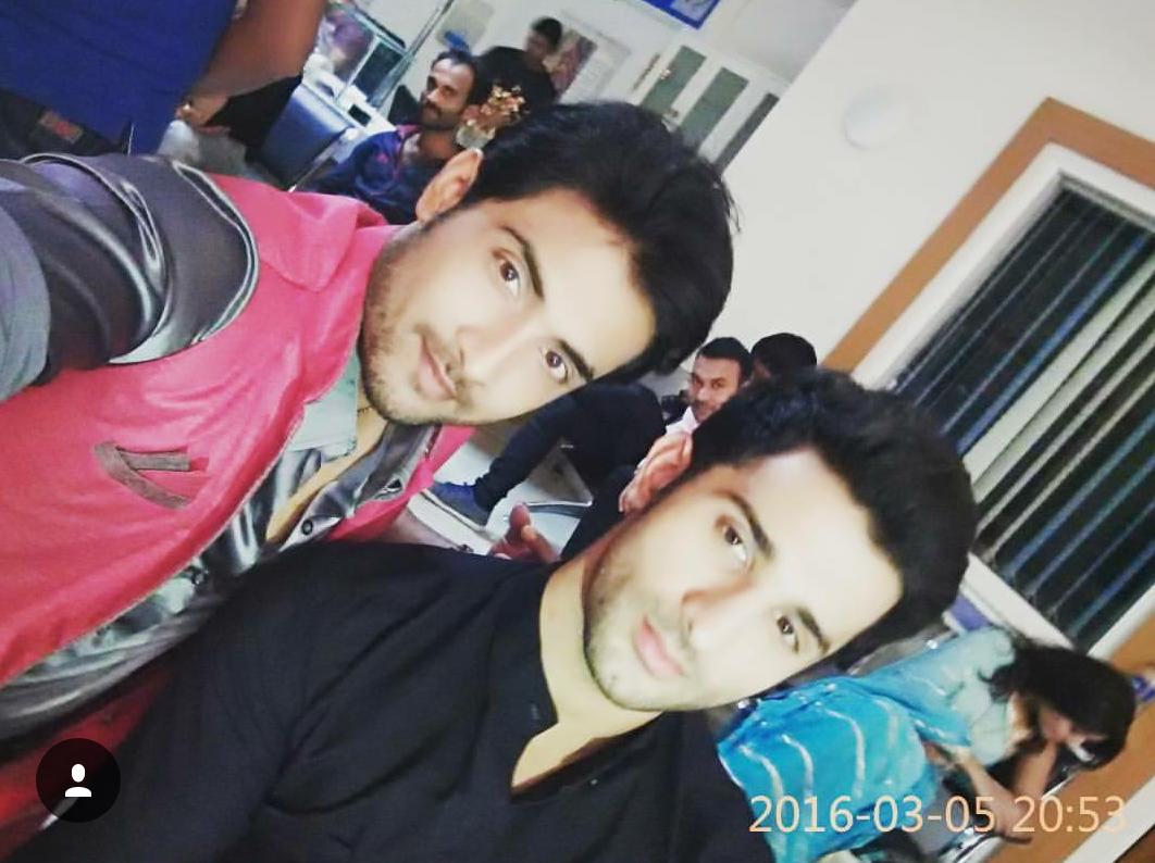princessessadi1's tweet photo. @TheSidhantGupta @jasminbhasin @beingRS3 awwww hottie #sid handsome hunk wid good for nothing ji selfie tym 😍 😙 😁👌👌 https://t.co/1G1QTE0On1