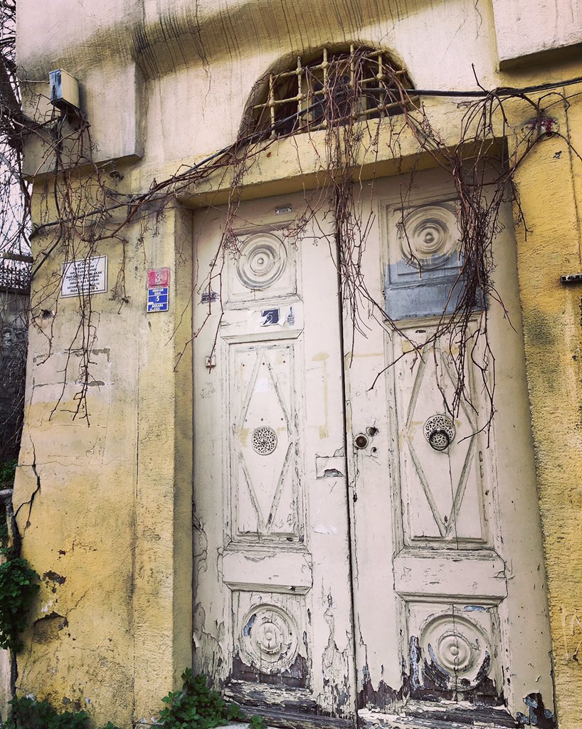 yesimn's tweet photo. Her şeye rağmen bu şehirde geçmişe ait bir iz bulmak mümkün🙏 #istanbul #istanbulrocks #doorsofistanbul https://t.co/vNjN0SLfXs