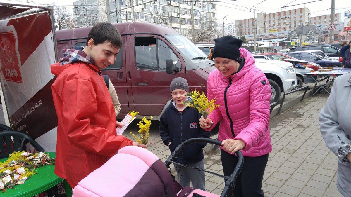Депутаты-коммунисты поздравили прекрасную половину Краснодара с наступающим женским днем

Кр krd-kprf.ru/news/deputaty_…