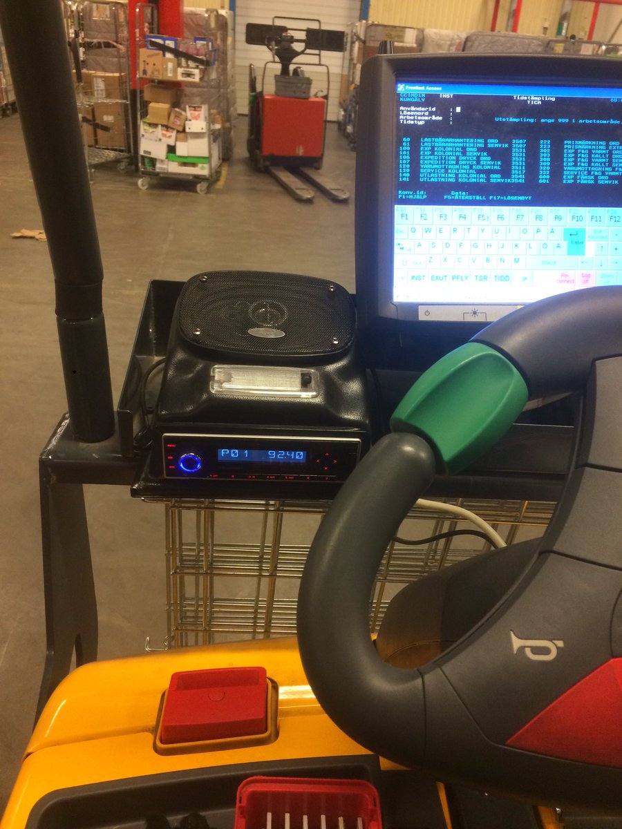 MattiasWiberg's tweet photo. Älska att man har stereo på truckarna nere i Göteborg 📻 https://t.co/K2Qv8ZrjKY