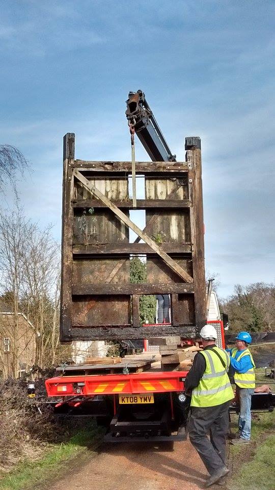 Targethaulage's tweet photo. #basingstokecanal gets new gates our #truck with @rivercanalltd hire us for  #heavyhaulage:
https://t.co/LjMZE4mbtq https://t.co/wUeznls9C2