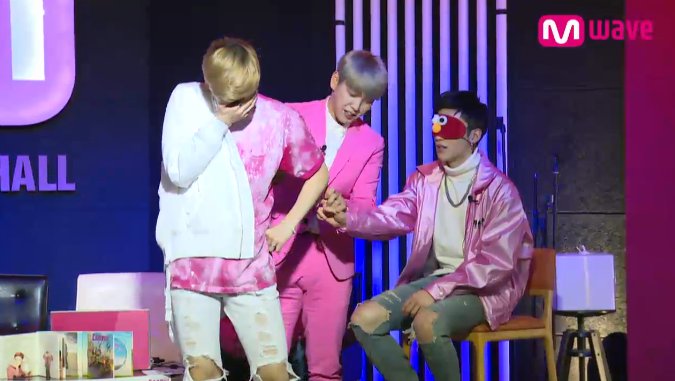 daevisucal's tweet photo. Jongup's turn. LOL #MwaveBAP #MEETandGREET #Mwaveurlevent https://t.co/yKBTcCc966 https://t.co/RWcDflHVSj