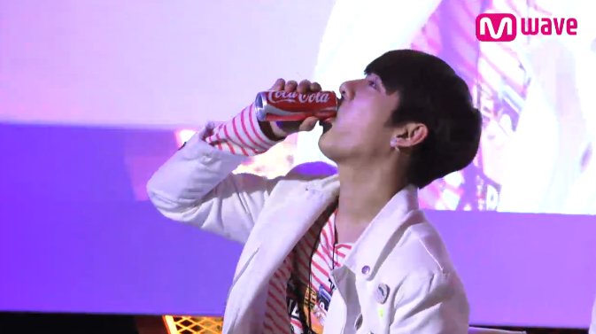 daevisucal's tweet photo. DAEHYUN JUGGED DOWN A COKE #MwaveBAP #MEETandGREET #Mwaveurlevent https://t.co/yKBTcBUyey https://t.co/l1c3XVwPrq