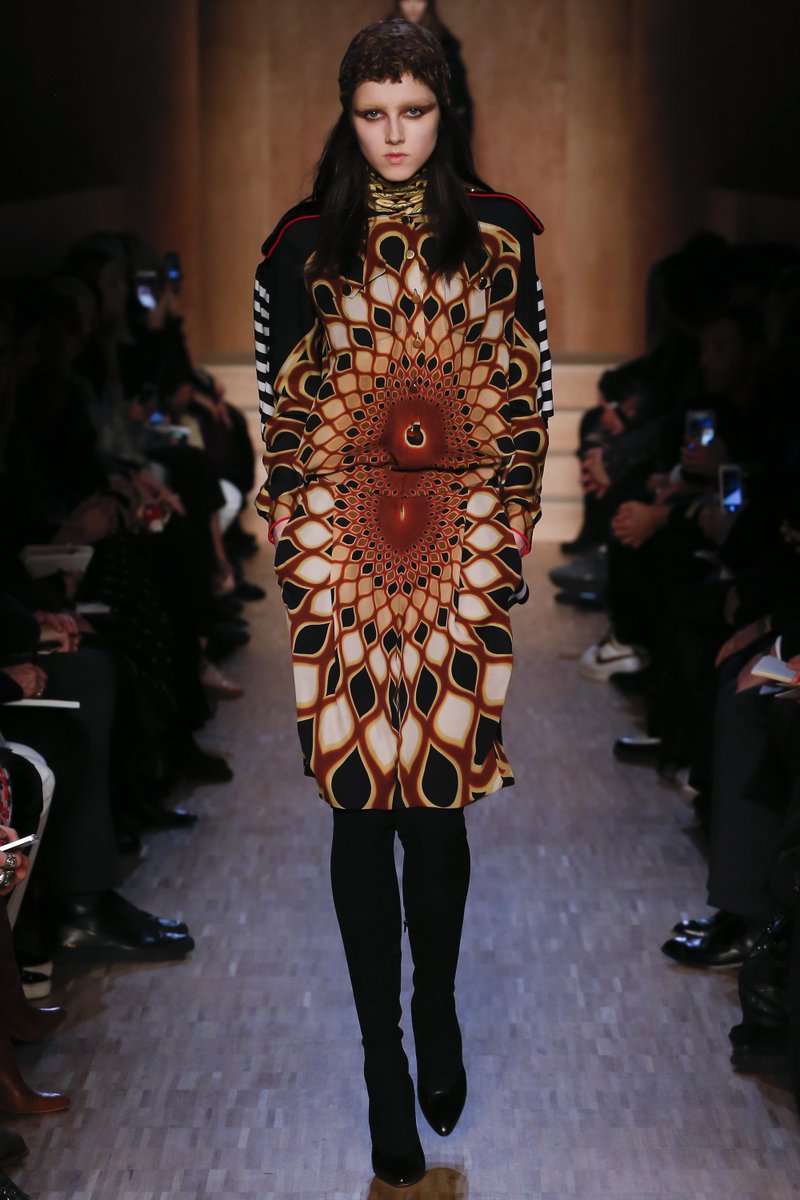 VogueFrance's tweet photo. Featuring Egyptian iconography prints: @givenchy Fall/Winter 2016-2017
https://t.co/zMydEHkZ2v #PFW https://t.co/6J9esn54a0