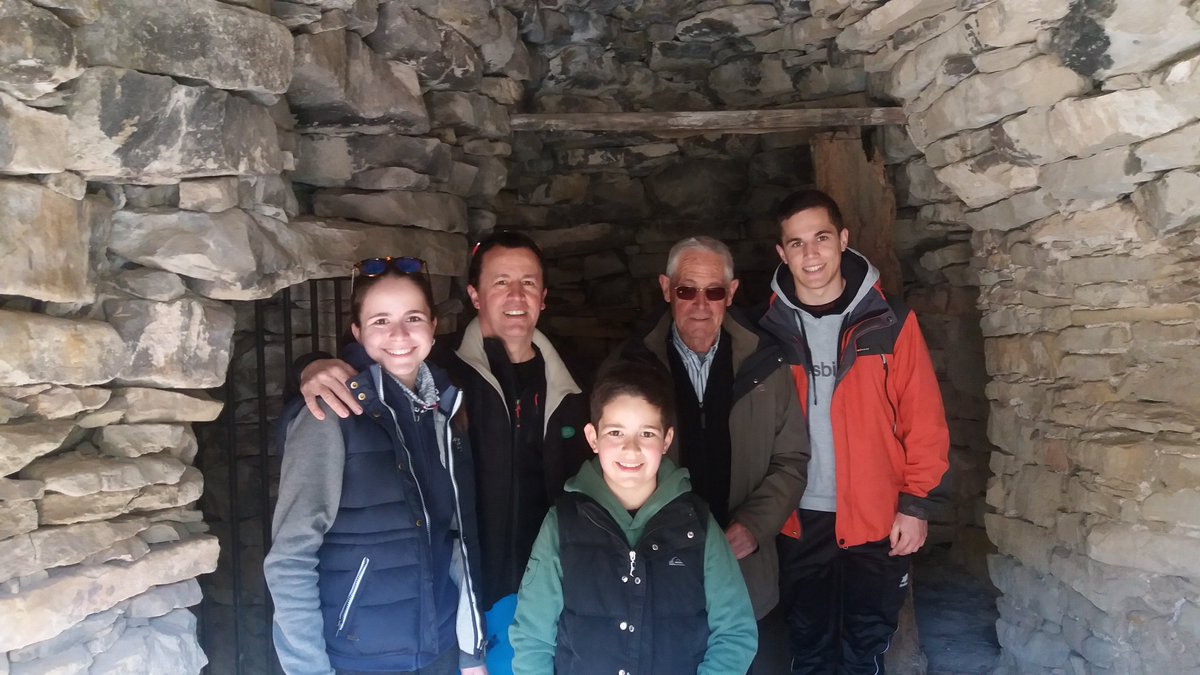 vinssolergibert's tweet photo. Família #Solergibert d'excursió a les Tines del Flequer i gran dinar a @Cal_Carter de #Mura https://t.co/GkMqa9NvKz