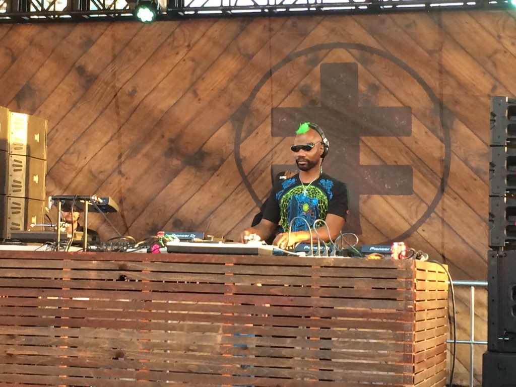 jesSKoVa's tweet photo. @GreenVelvet_ @crssdfest Sunday such a great day !! #sandiego https://t.co/QYBElSVzgY