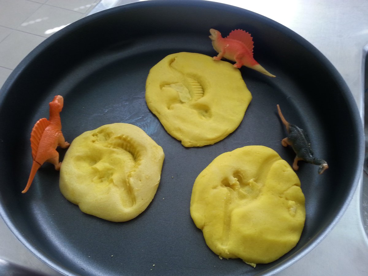 les apprenants de la classe de EB4(F) font des fossiles avec la päte à sel 
@DawhaHighSchool