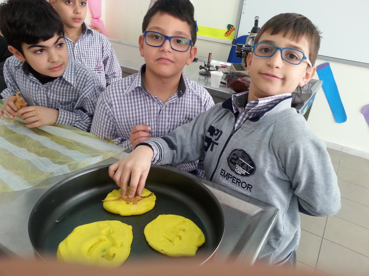 DawhaLab's tweet photo. les apprenants de la classe de EB4(F) font des fossiles avec la päte à sel 
@DawhaHighSchool https://t.co/UZRNZVHhlb