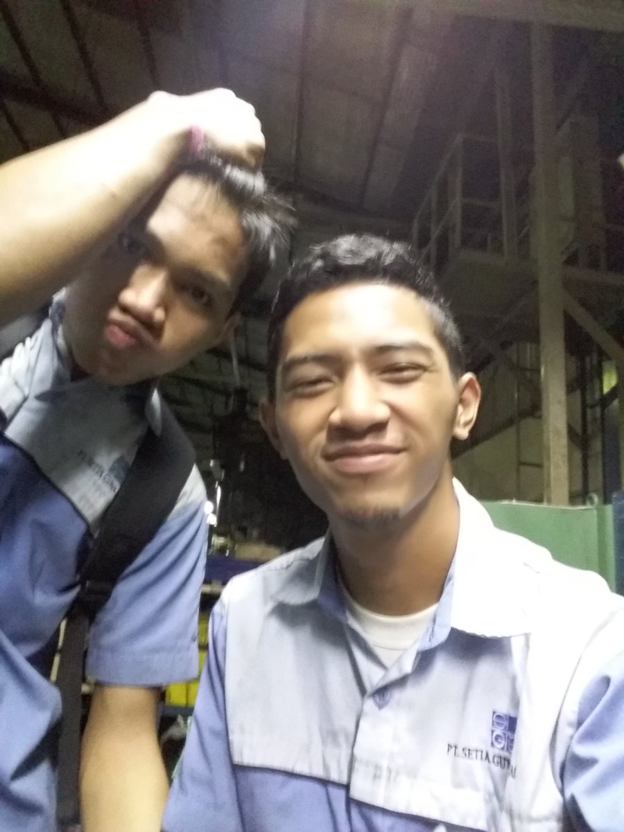 Orang lain lembur kerja aku sih selfie kerjanya haha😆🙆