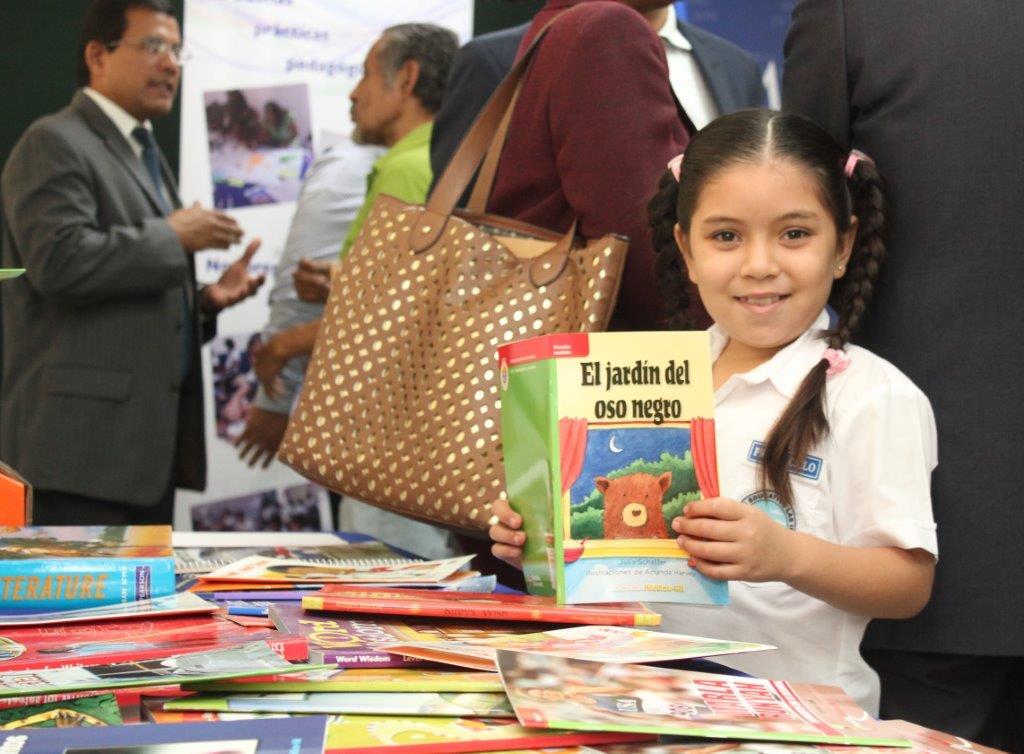 fhi360's tweet photo. 113,448 primary school books flew to #ElSalvador 2014-2015 https://t.co/OGDZXFiczW #CIES2016 @IntlBookBank @USAID https://t.co/CXjQIzraHD