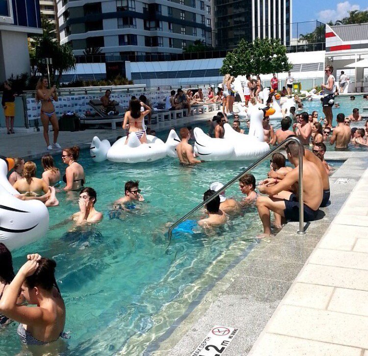 SliceofSamm's tweet image. I hope I survive this spring break last year I barely made it out #mixedlight&amp;amp;darkdrinks 🍻🍾🍺🍸🍹😝🤕🤒😷💀